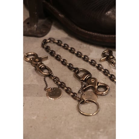 L I V runding : WALLET CHAIN