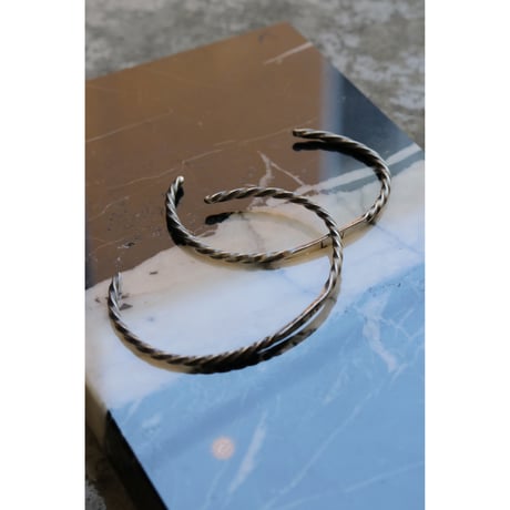 L I V runding : L I V BANGLE