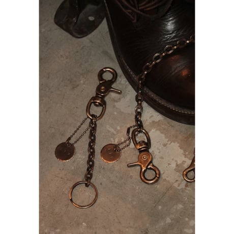 L I V runding : WALLET CHAIN