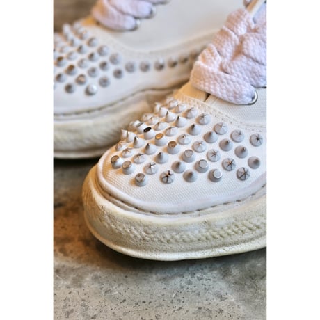 Maison MIHARA YASUHIRO : "BAKER" original sole studded paint canvas Low -Top sneaker