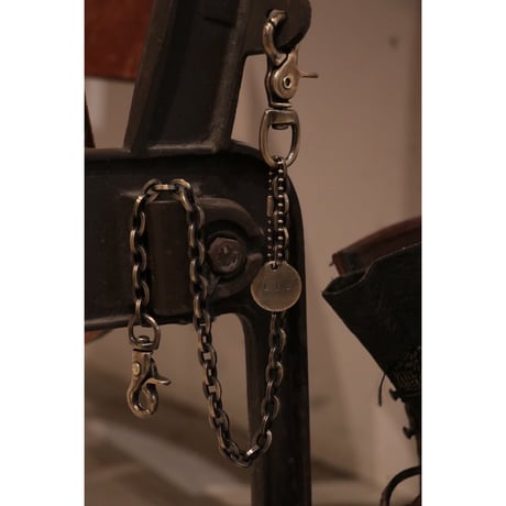 L I V runding : WALLET CHAIN