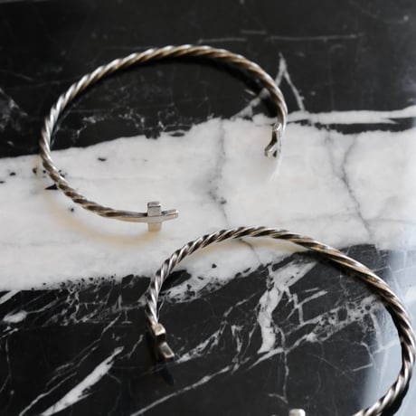 L I V runding : L I V BANGLE  - Cross -