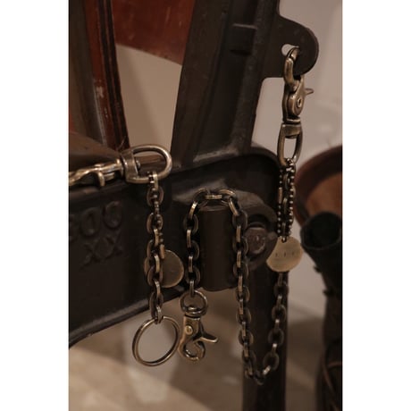 L I V runding : WALLET CHAIN