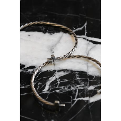 L I V runding : L I V BANGLE  - Cross -