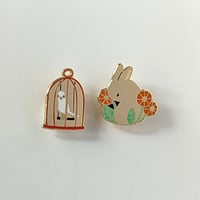どいかや：ピンバッジ2種類（鳥・うさぎ）