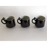 鈴木稔：猫取手マグカップ（大）  焦茶