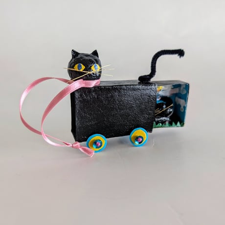 関美穂子作品「マッチ箱キャスターねこちゃん」