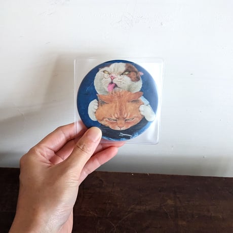 町田尚子：缶バッジミラー「ねこはるすばん」・「白猫にミートソース」