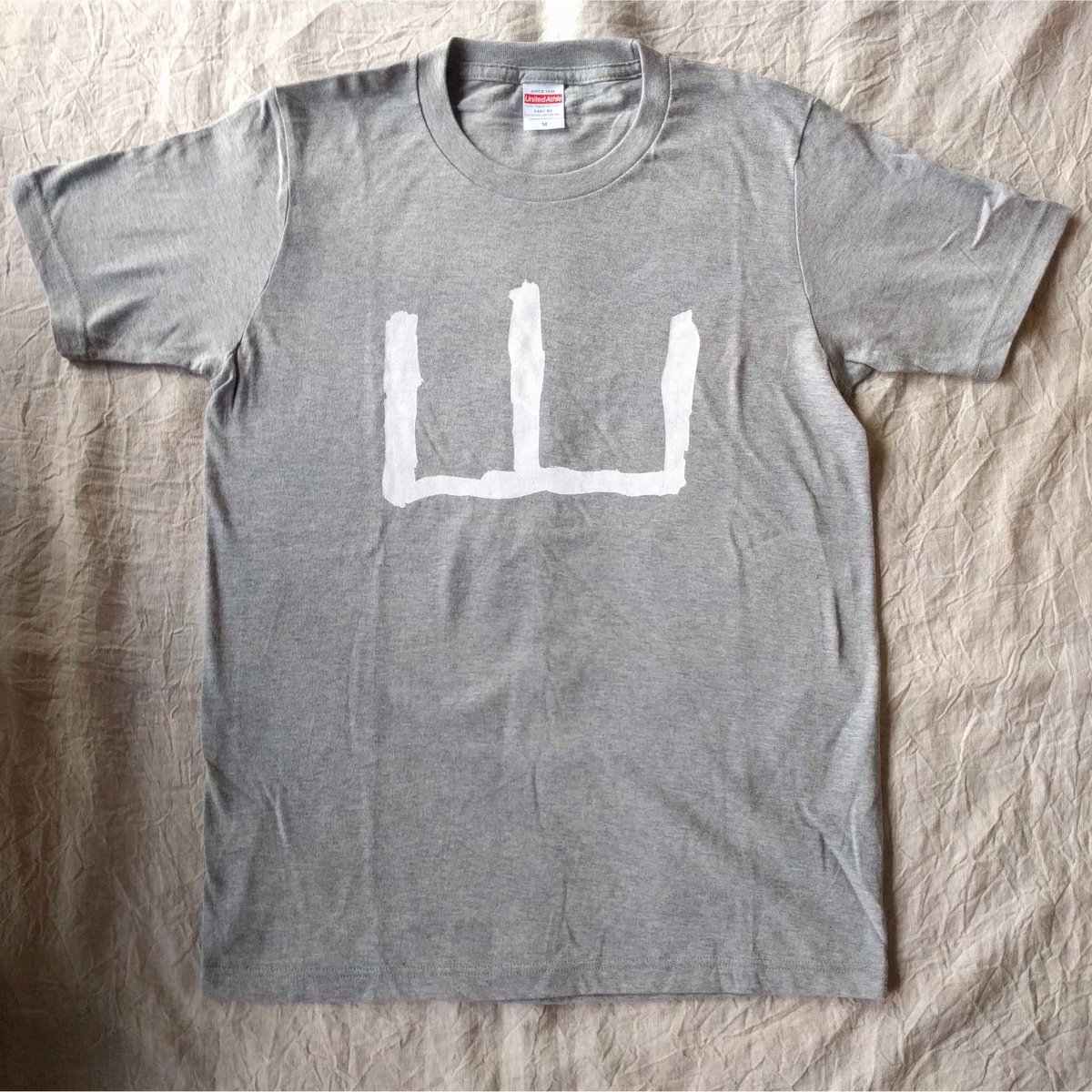 JOHNRI　dignity Tシャツ　白&黒 ジ インターナショナル アート コレクション〉のフォトTで、日常