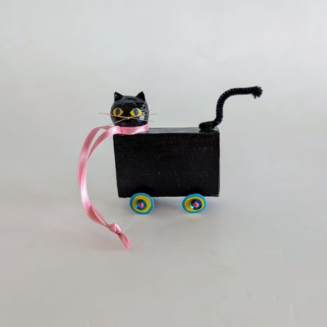 関美穂子作品「マッチ箱キャスターねこちゃん」