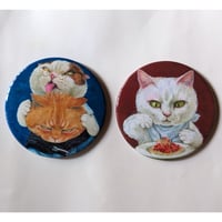 町田尚子：缶バッジミラー「ねこはるすばん」・「白猫にミートソース」