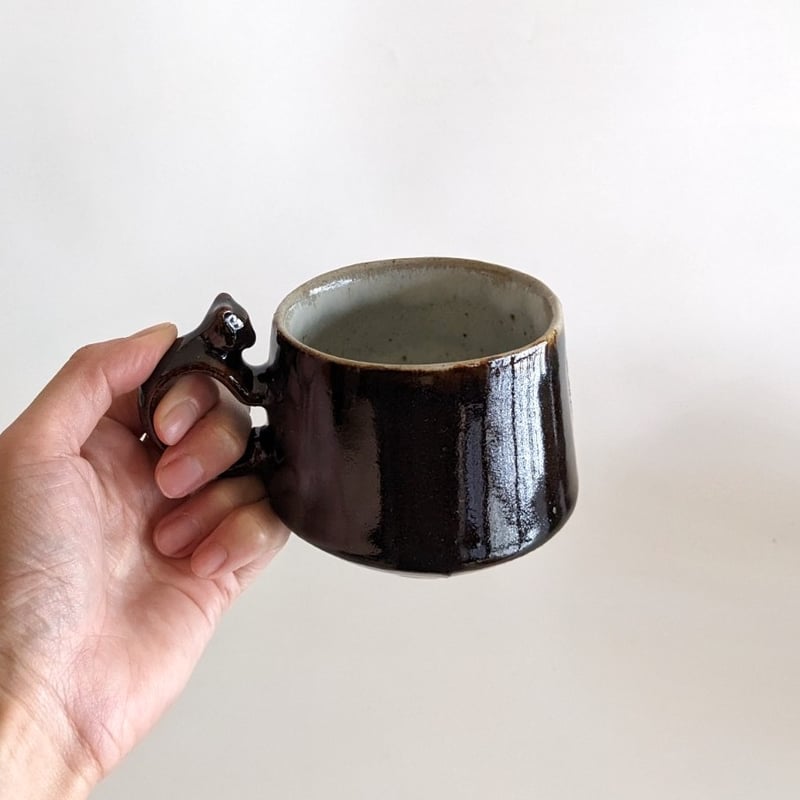 鈴木稔：猫取手マグカップ（小） 焦茶 | nowaki