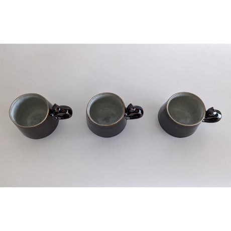 鈴木稔：猫取手マグカップ（小）  焦茶