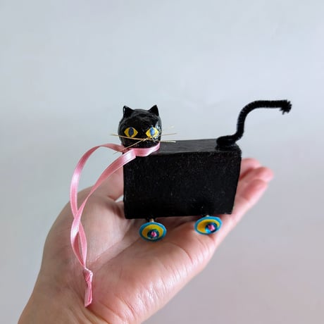関美穂子作品「マッチ箱キャスターねこちゃん」