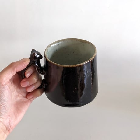 鈴木稔：猫取手マグカップ（大）  焦茶