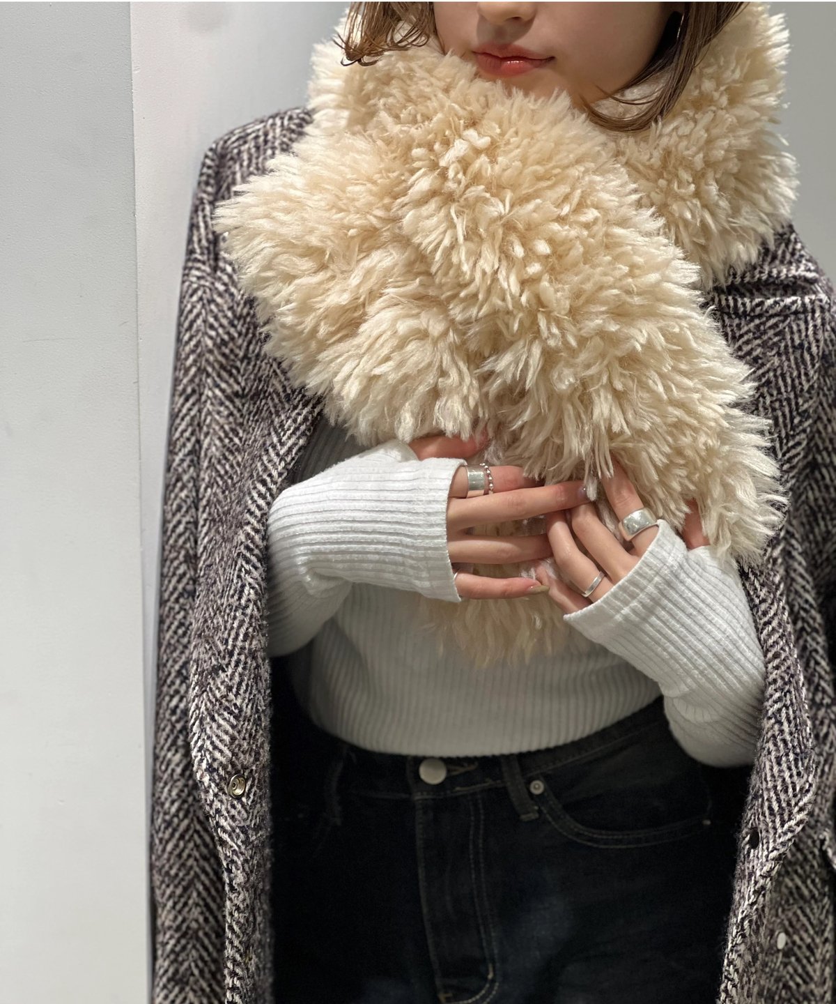 eco fur long hair muffler Un sourire.