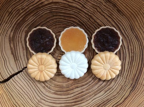 饅頭根付き　白材に菊蒔絵 饅頭根付き 白材に菊蒔絵 美術品・アンティーク・コレクション