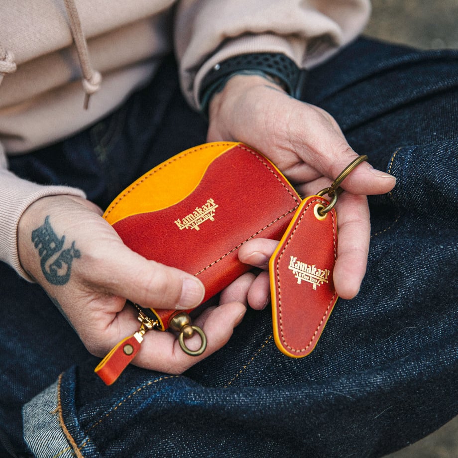 PLAQUE / ROUND ZIPPER WALLET | KAMAKAZY
