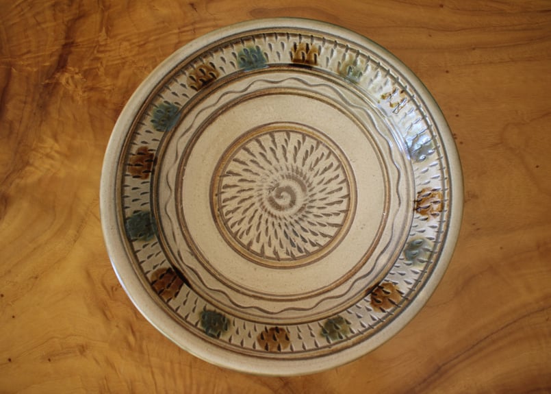 尺皿 飛びカンナ線彫り 点打ち 緑釉 飴釉 | tou cafe and gallery