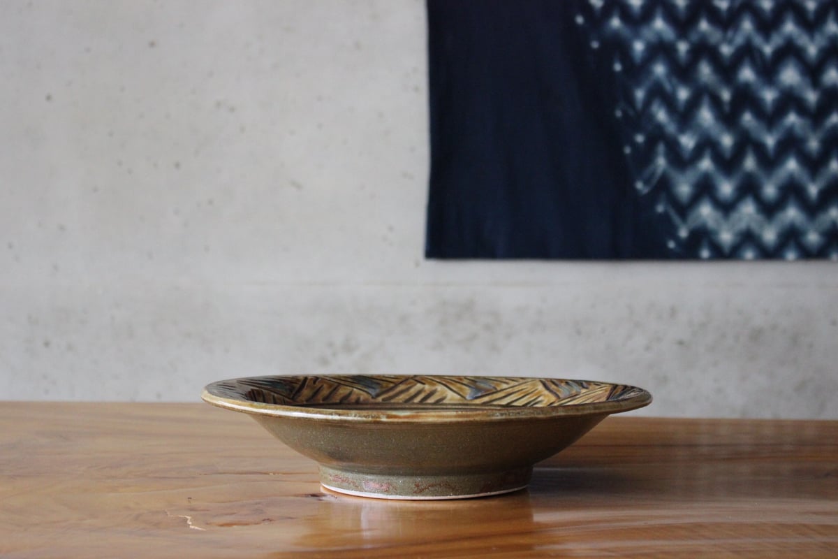 尺皿 線彫り 緑釉 飴釉 | tou cafe and gallery