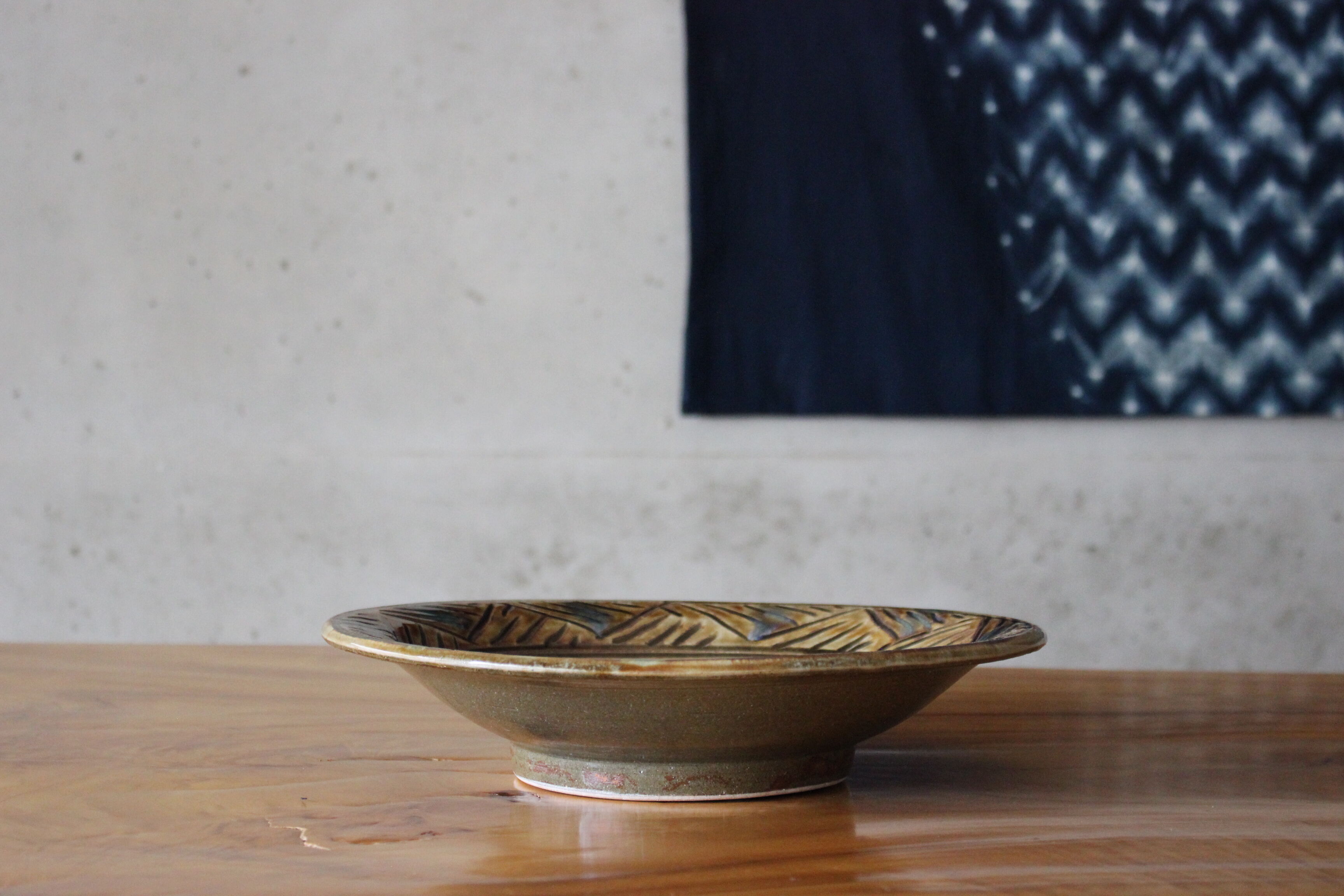尺皿 線彫り 緑釉 飴釉 | tou cafe and gallery