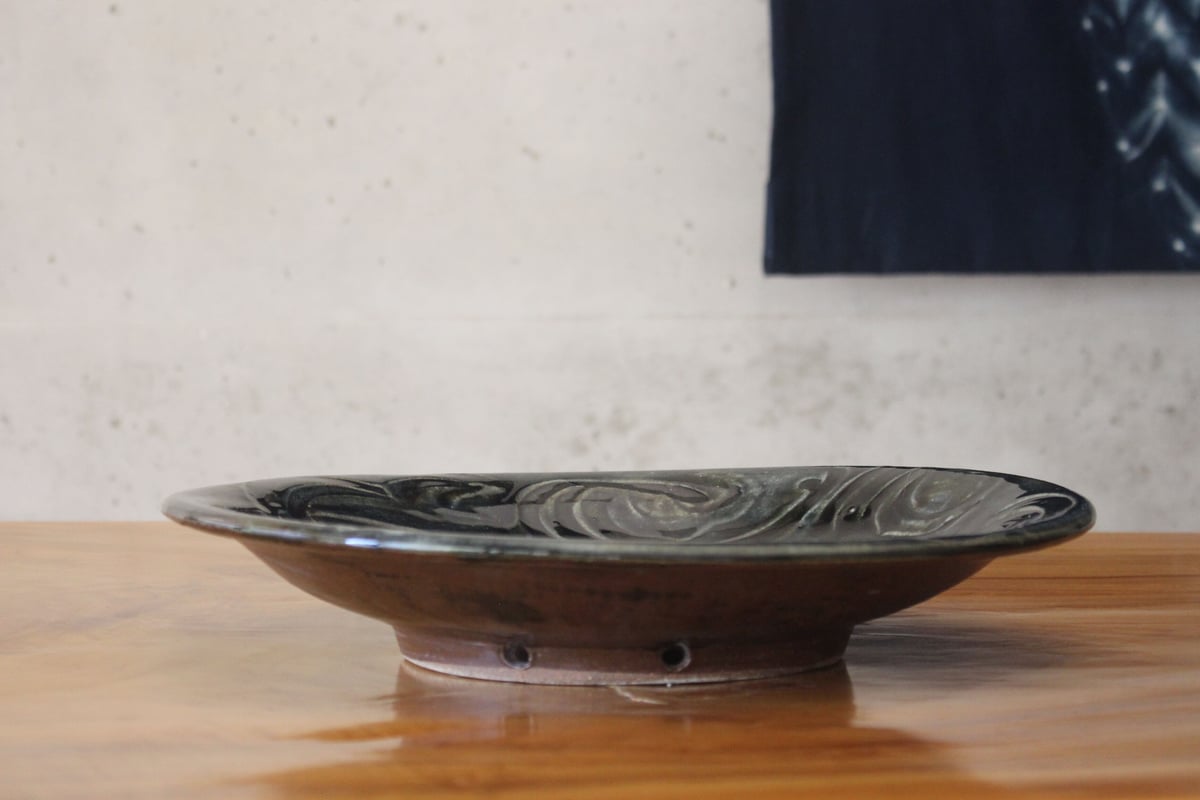 尺2寸皿 指掻き唐草 呉須 | tou cafe and gallery
