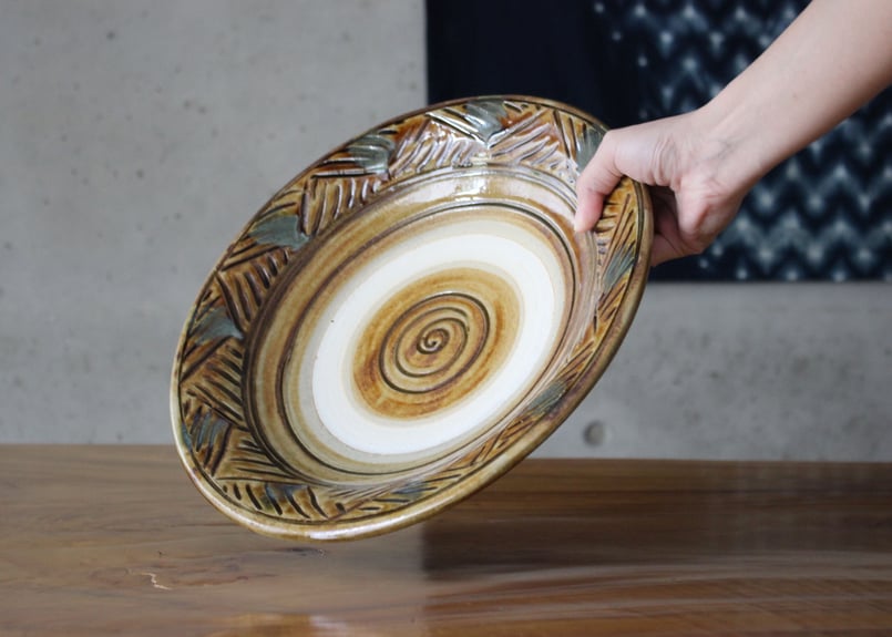 尺皿 線彫り 緑釉 飴釉 | tou cafe and gallery