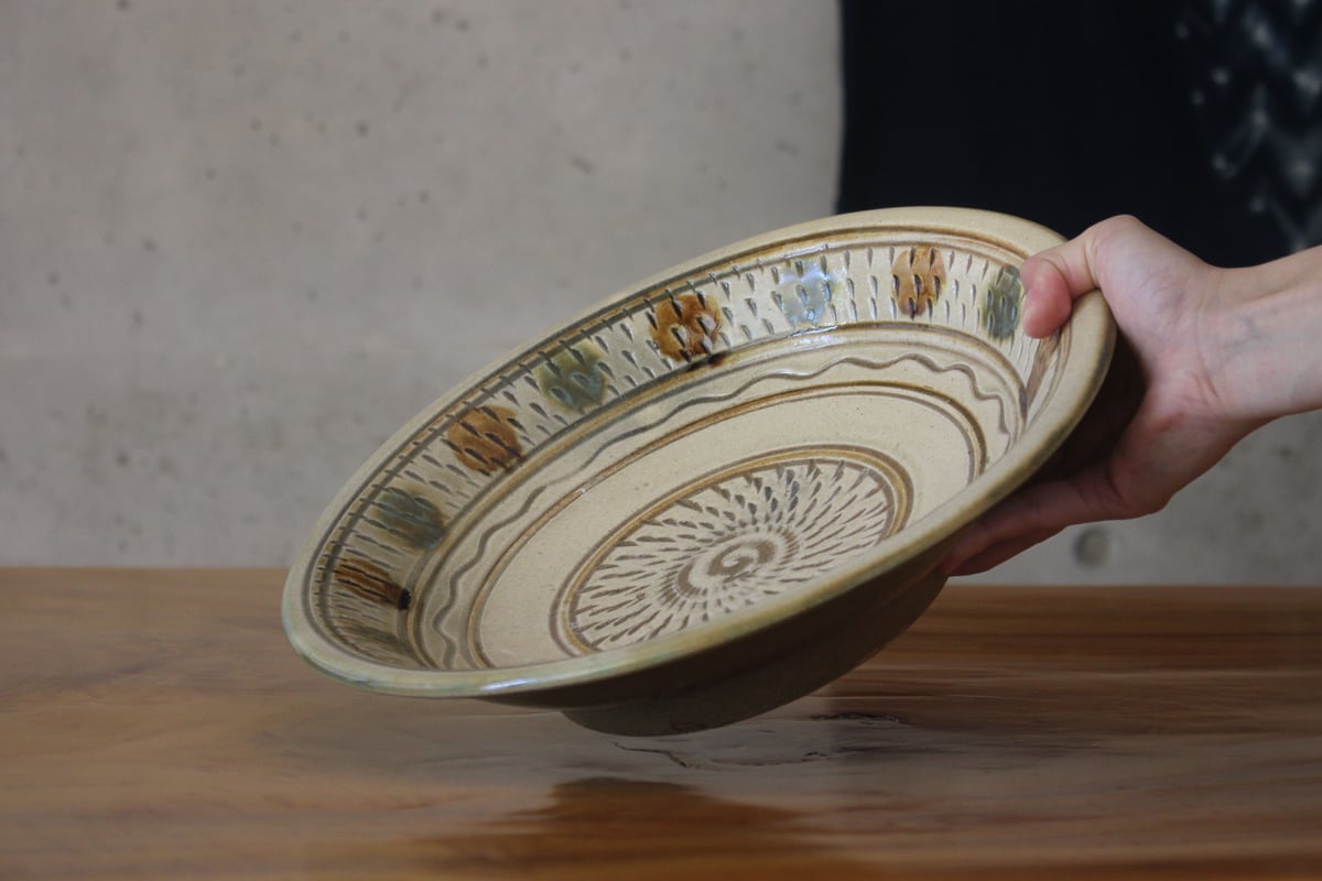 尺皿 飛びカンナ線彫り 点打ち 緑釉 飴釉 | tou cafe and gallery