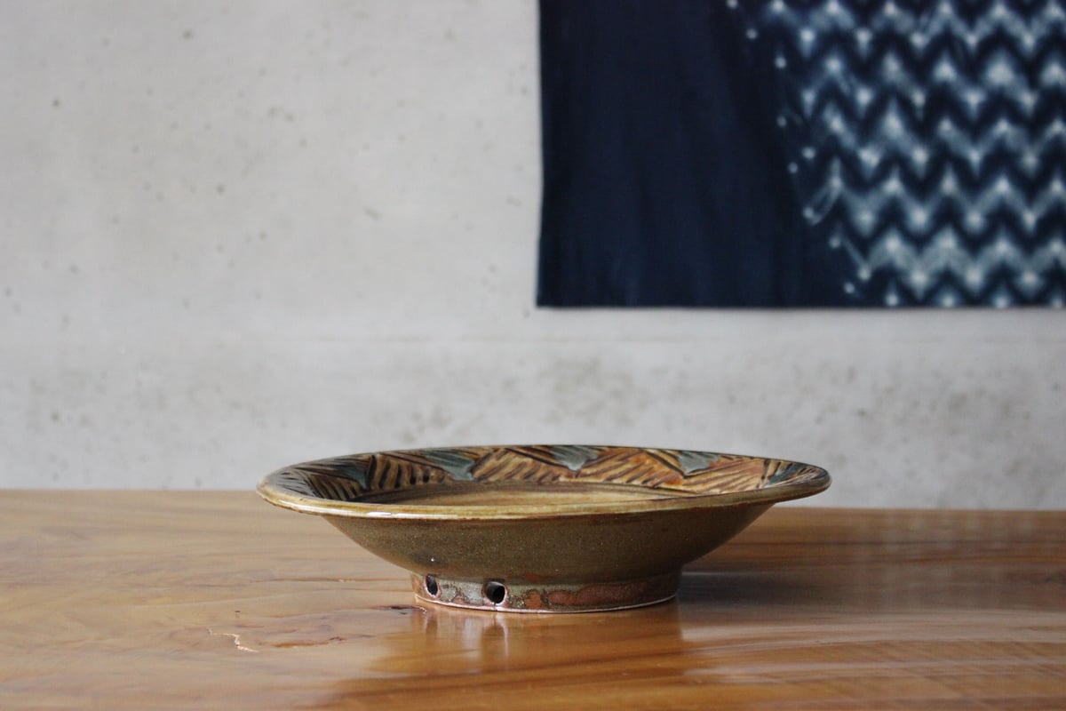 尺皿 線彫り 緑釉 飴釉 | tou cafe and gallery