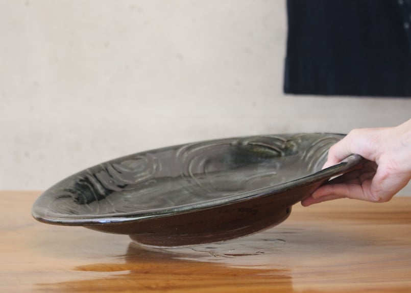 尺2寸皿 指掻き唐草 呉須 | tou cafe and gallery