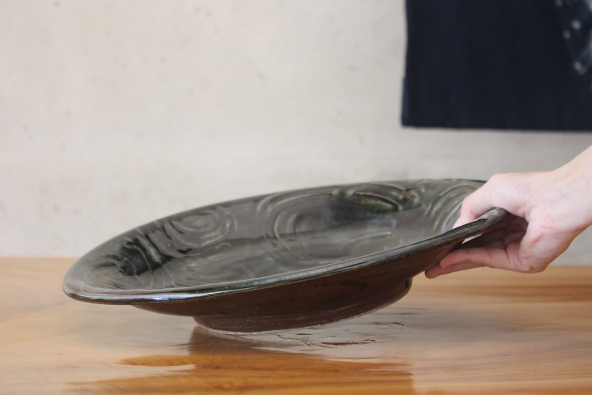 尺2寸皿 指掻き唐草 呉須 | tou cafe and gallery