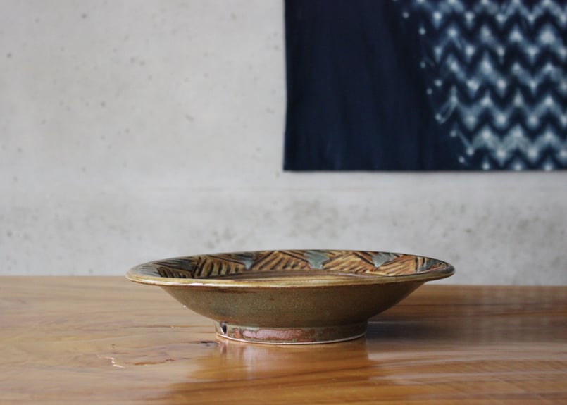 尺皿 線彫り 緑釉 飴釉 | tou cafe and gallery