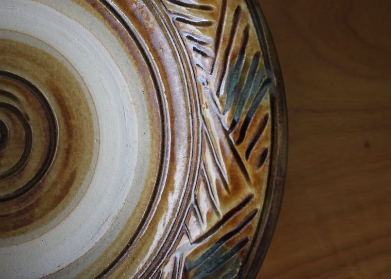 尺皿 線彫り 緑釉 飴釉 | tou cafe and gallery