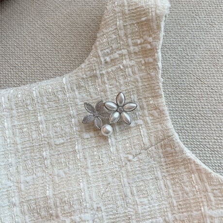 flower × pearl brooch