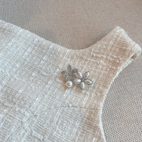 flower × pearl brooch