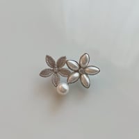 flower × pearl brooch