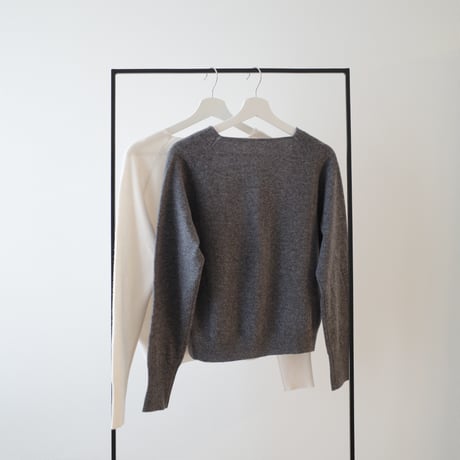 【10/15~再受注予約】deep v neck wool knit