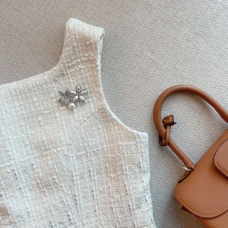 flower × pearl brooch
