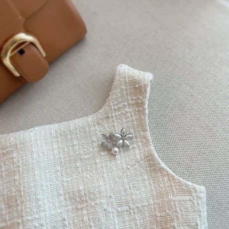 flower × pearl brooch