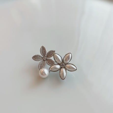flower × pearl brooch