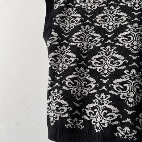 Monotone Color Damask Pattern Knit Vest