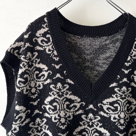 Monotone Color Damask Pattern Knit Vest