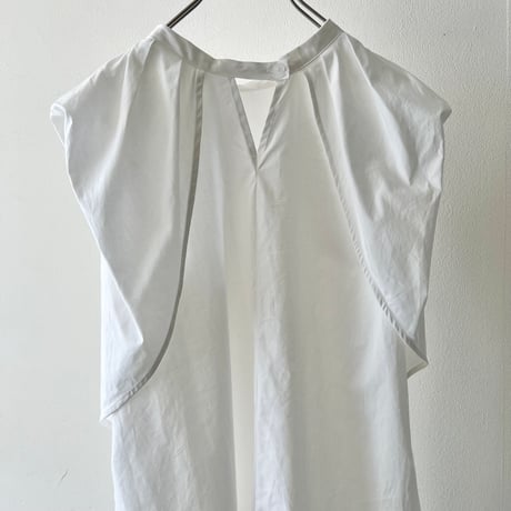 Tuck Design No Sleeve Blouse