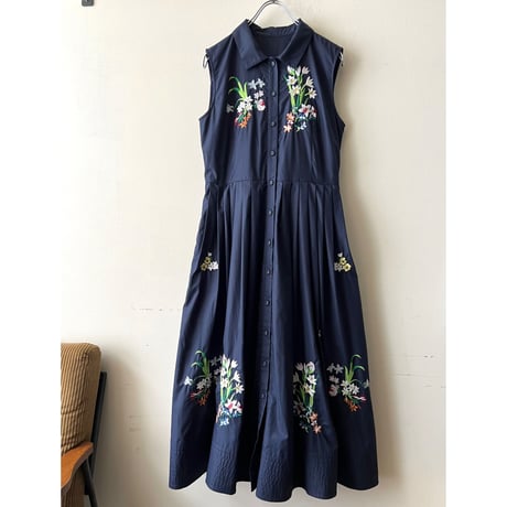 Embroidery Flower Design No Sleeve Long Dress