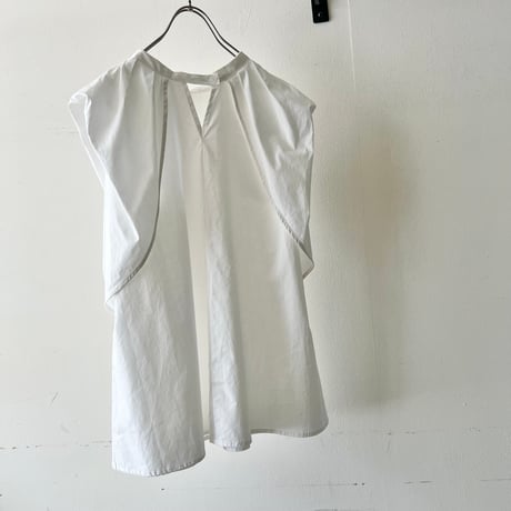 Tuck Design No Sleeve Blouse