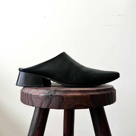 HaaT ISSEY MIYAKE Pointed Toe Leather Mule