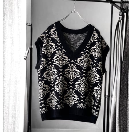 Monotone Color Damask Pattern Knit Vest