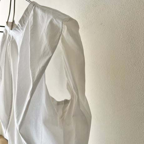 Tuck Design No Sleeve Blouse