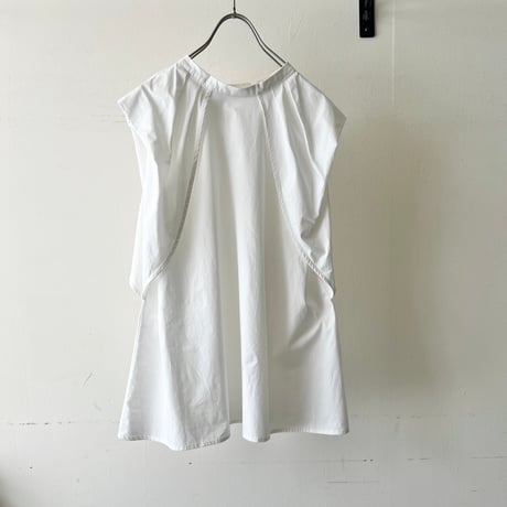 Tuck Design No Sleeve Blouse