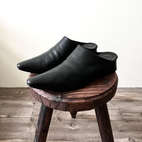 HaaT ISSEY MIYAKE Pointed Toe Leather Mule